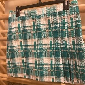 IZOD Green, White &  & Tan  Plaid Golf Skort Skirt Spandex Shorts Size 2